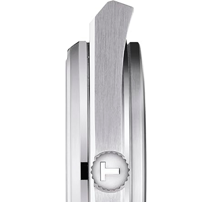 Detalle de la corona del reloj Tissot PRX Powermatic 80 con acabado metálico y logotipo 'T' grabado – diseño suizo de precisión