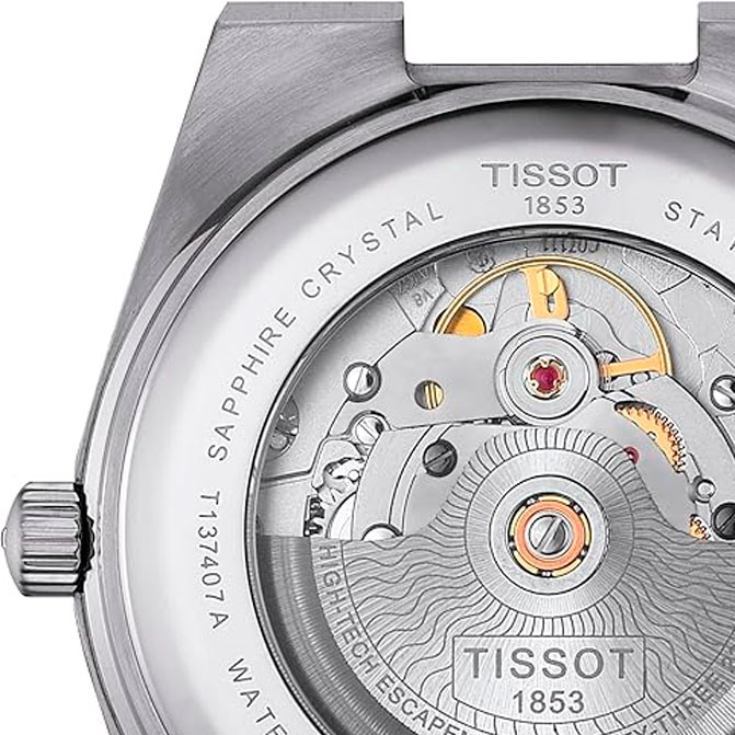 Vista del mecanismo automático del Tissot PRX Powermatic 80 a través del fondo transparente – tecnología suiza de alta precisión